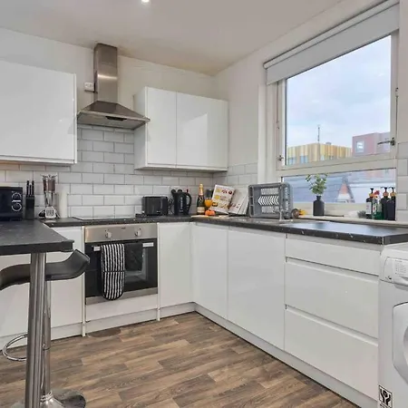 3 Beds - Perfect For Family & Work Relocations Apartment *