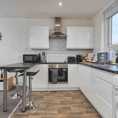 Apartment 3 Beds - Perfect For Family & Work Relocations *