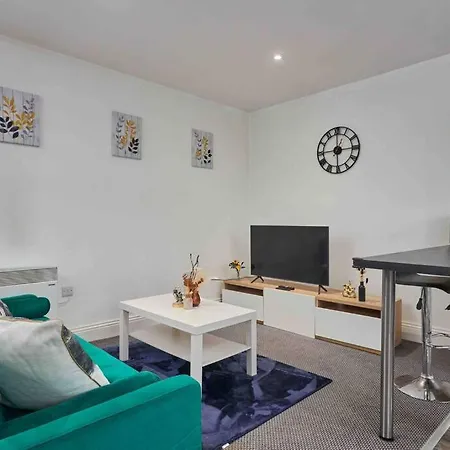 3 Beds - Perfect For Family & Work Relocations * Leeds (West Yorkshire)