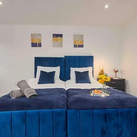 3 Beds - Perfect For Family & Work Relocations Apartment *
