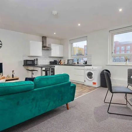 3 Beds - Perfect For Family & Work Relocations * Leeds (West Yorkshire)