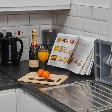 3 Beds - Perfect For Family & Work Relocations Apartment